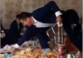 Қуйидаги видеога муҳрланган ҳолатда қандай маросим бўляпти