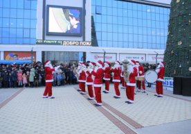 Тутун ортидаги ҳарбий оркестр, фахрий қоровулнинг