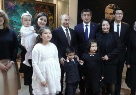 Путин ва Жээнбеков билан суратга тушган Чингиз Айматовнинг