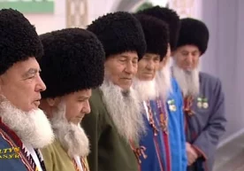 Turkmanistonning Turkmanobod shahrida qariyalar Gurbanguli