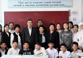 Japarovning rus tilini madh etuvchi yozuv fonida tushgan surati muhokamaga sabab bo‘ldi фото