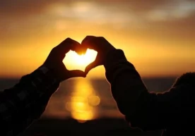 Ёш йигит бир қизни бошини айлантириш ниятида қўл