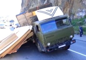 Jizzaxda «KamAZ»ga ortilgan ortiqcha yuk ag‘darilib ketdi фото