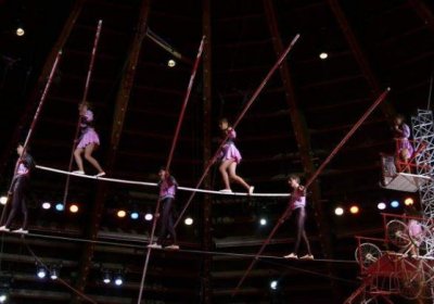 Циркдаги мудҳиш вазият: ҳаво гимнасти шеригини ушлаб қололмади (Видео) фото