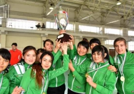 Пойтахтимиздаги “Ёшлик” спорт мажмуида аёллар футзали