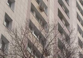 Бу эркак Зеленограддаги 13 қаватли уйнинг балконидан тушиб