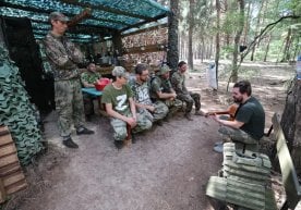 Украинада урушнинг 549-куни: Позицияни мустаҳкамлаётган рус артиллериячилари ва озод этилган Работинедан илк кадрлар фото