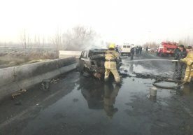 Haydovchi rulda uxlab qolishi oqibatida «Lasetti» beton to‘siqqa urilib yonib ketdi фото