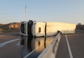 Qamchiqda DAF yuk mashinasi yo‘l o‘rtasidagi temir to‘siqqa urildi фото
