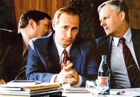Санкт-Петербург мэри Анатолий Собчак (ўнгда) ва унинг