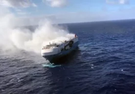 Тинч океанида бортида 3,8 мингта автомобиль бўлган кемада