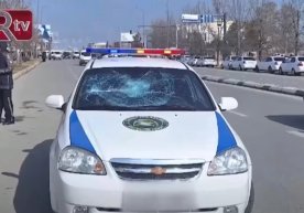 In Shahrisabz, the driver broke the windows of the Highway Patrol car фото