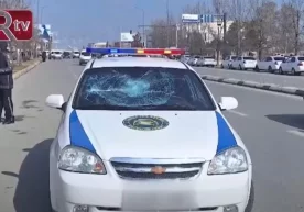 In Shahrisabz, the driver broke the windows of the Highway Patrol car фото