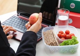 Ofis xodimlari ovqatlanishda doimo yo‘l qo‘yadigan 5 ta xato фото