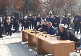 Аввалроқ, «Мовий гумбазлар» ресторани яқинидаги хиёбонда