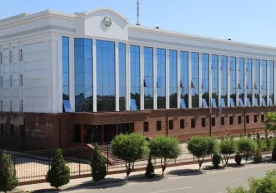 Урганч шаҳридаги кафе олдида ярим-яланғоч кийинган