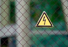 Россияда 27 минг волтлик ток урган ишчи тирик қолди.