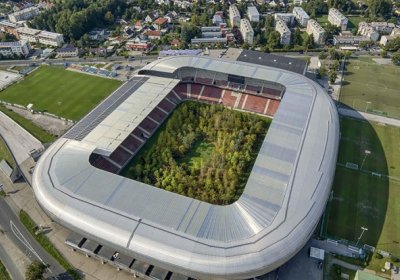Avstriyadagi futbol stadioni maydoniga daraxtlar ekildi (foto) фото