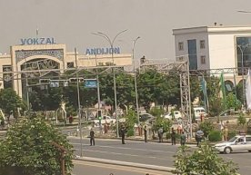 Andijonda svetofor to‘siniga chiqib, viloyat hokimini chaqirib berishlarini talab qilgan fuqaro 15 sutkaga qamaldi фото