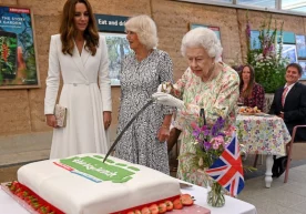 Елизавета II байрам тортини шамшир билан кесмоқда. Фото: