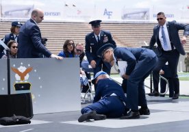 Jo Bayden AQSH Harbiy-havo kuchlari akademiyasi bitiruv marosimida yiqilib tushdi фото