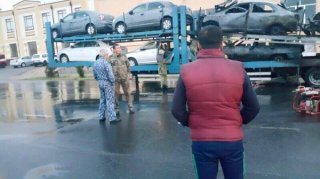 Samarqandda gaz ballonli Spark’ning treylerga urilishi natijasida to‘rtta yangi avtomobil yonib ketdi фото