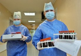 Virusolog Rossiya vaksinasining xavfli bo‘lishi mumkinligini aytdi фото