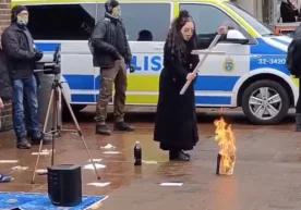 Фото: Видеодаги кадр Швецияда бир аёл полиция ҳимоясида