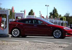 Tesla texnik nosozliklarni tuzatish uchun 475 mingta elektromobilini chaqirib oladi фото