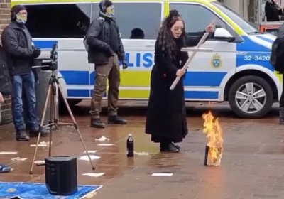 Швецияда аёл полиция ҳимоясида Қуръонни ёқиб юборди (видео) фото