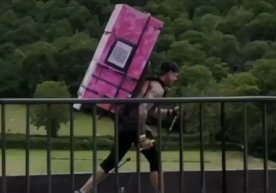 Британиялик Метт Жонс елкасида 37 килограммлик музлатгич