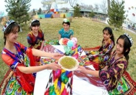 Бийдай далаю даштни кесиб ўтган ўнқир-чўнқир асфальт