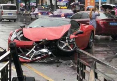 Хитойда салондан янги Ferrari ҳайдаб чиққан қиз авария содир қилди (видео) фото