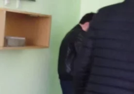Видеодан кадр Қарши шаҳридаги 1-мактаб ўқувчиси синфхонада