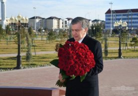 Шавкат Мирзиёев Ислом Каримов хотирасига ҳурмат бажо келтирди (фото) фото