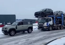 Kadr: YouTube Swansway Land Rover’ning Britaniyadagi
