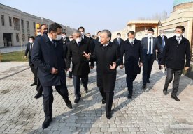 Prezident Rishtondagi kulolchilik markazini ko‘zdan kechirdi фото