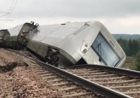 Данияда поезд юк ташувчи машинага урилиши оқибатида