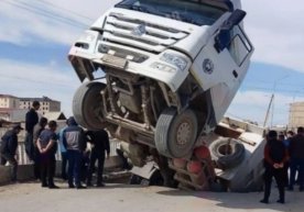 Zarafshon daryosidagi ko‘prik qulashi natijasida yuk mashinasi daryoga tushib ketdi фото