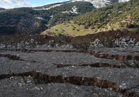 A huge crack in the earth's crust was discovered under Turkey фото