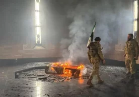 Foto: AP Suriyaning Qordaha shahrida olomon sobiq