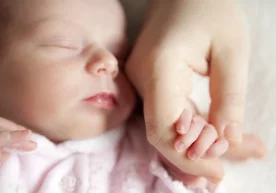 Маълум бўлишича, она сути янги туғилган гўдаклар миясининг