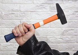 Тошкент шаҳрида ҳайдовчига болға билан ҳужум қилган аёл