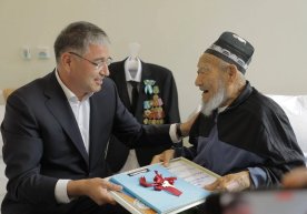 Sirdaryo hokimi prezident topshirig‘iga ko‘ra boyovutlik otaxonga Guliston shahridan uy sovg‘a qildi фото