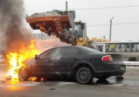 Peterburgda yonayotgan avtomobilni ekskavatorchi qor bilan o‘chirdi (video) фото