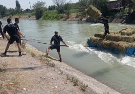 Farg‘onada «Zil» avtomobili katta Farg‘ona kanaliga tushib ketdi фото