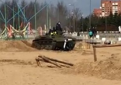 Sankt-Peterburgdagi festivalda tank ikki kishini bosib ketdi (video) фото