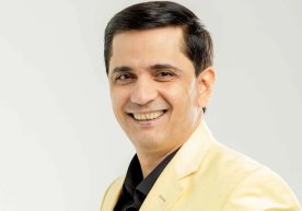 Harezmli oyuncu ve şarkıcı Anvar Sobirov, “Xush kelibsiz”