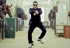 Сеулда Жанубий кореялик PSY ижро этган шу номли клипдаги