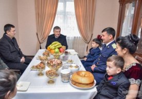 Shavkat Mirziyoyev Samarqandda yangi qurilgan uylardagi xonadonlardan birida mehmon bo‘ldi (foto) фото